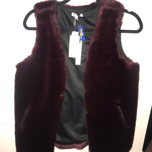 Size small buffalo maroon faux fur vest - Picture 3 of 4